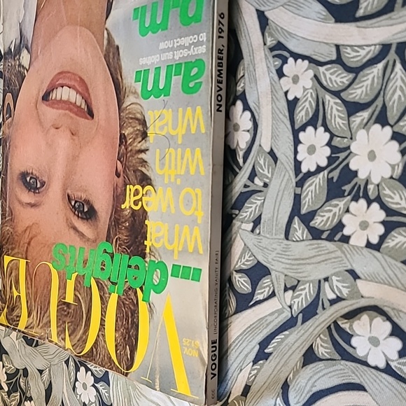 Vintage Vogue Magazine November 1976 - Picture 2 of 4